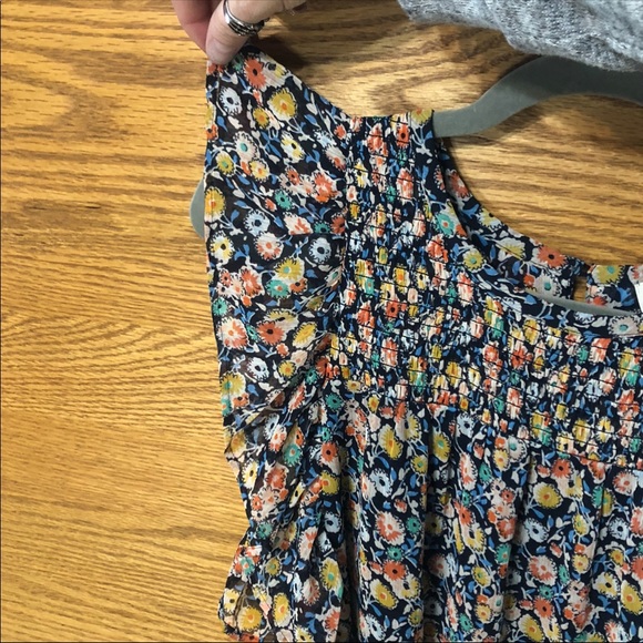 SOLD!! LOFT Flutter Sleeve Floral Top Size XS - Picture 6 of 12